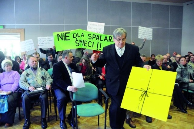 Tadeusz Charyło, przeciwnik spalarni śmieci w mieście, wręczył wczoraj prezydentowi Białegostoku żółtą kartkę