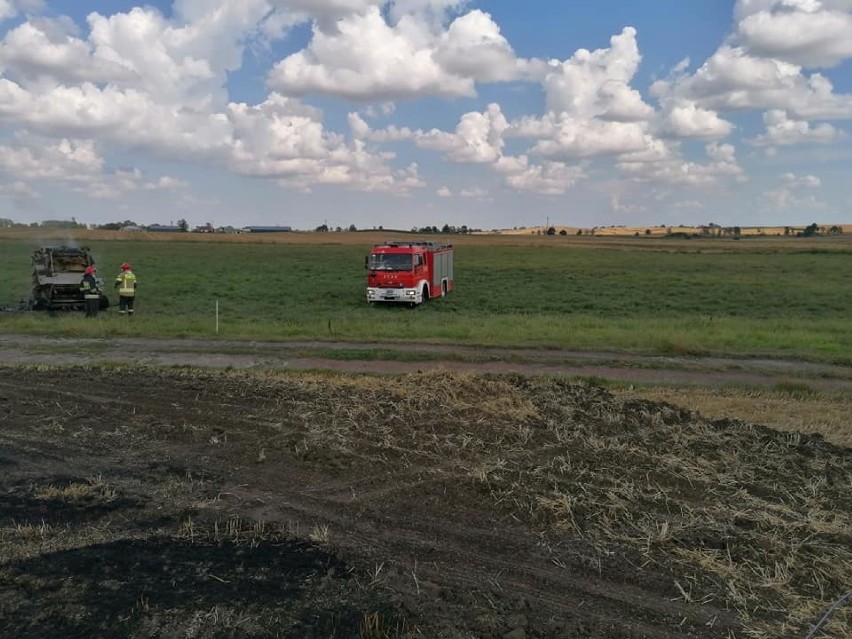 Tragiczny wypadek w Mirowicach - mężczyzna zginął w pożarze prasy do słomy na polu [ZDJĘCIA]