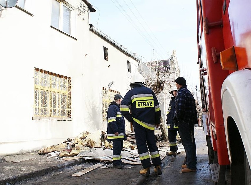 Z płonącego budynku strażacy ewakuowali 13 osób. Na...
