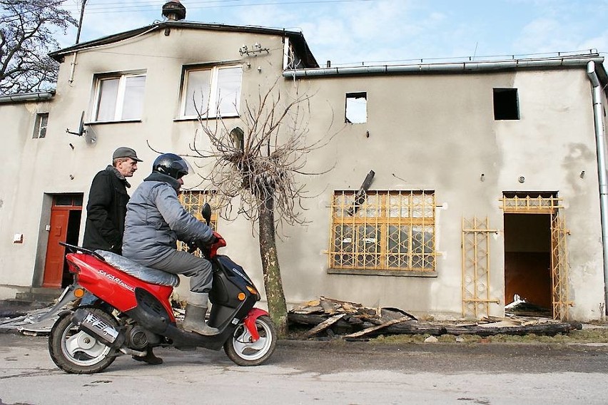 13 osób ewakuowanych z płonącego domu w Chełmcach