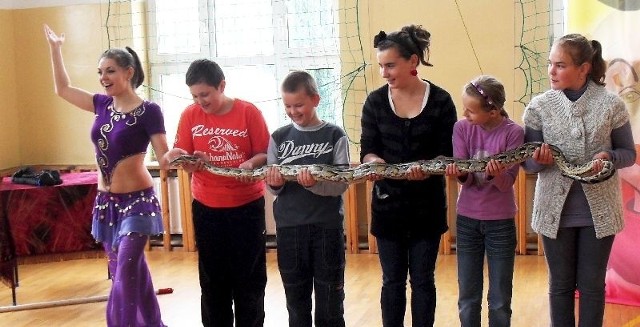 Wielkie emocje towarzyszyły kontaktom uczniów z żywym wężem