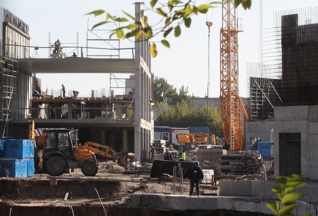 Budowlańcy pracują przy łączniku między halą a stadionem przy Struga w Radomiu, roboty są prowadzone także w hali.