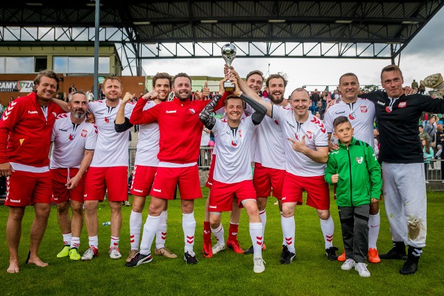 II Mecz Charytatywny na stadionie Ludowym w Sosnowcu rozegrano na rzecz trojga potrzebujących pomocy dzieci Kasi, Maćkowi i Mai – podopiecznych Fundacji Rób Dobro. Bilety-cegiełki, licytacje, datki pozwoliły uzbierać dla dzieci sumę 8574,79 złotych.