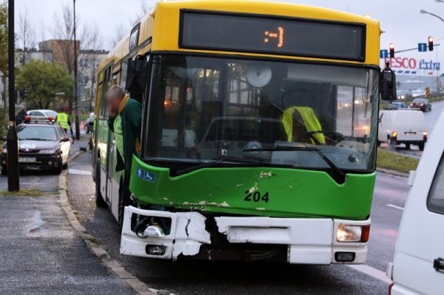 Autobus MZK uderzył w auto osobowe w Zielonej Górze.