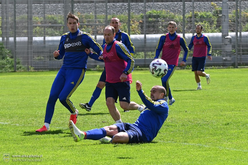 Trening piłkarzy Arki Gdynia pod okien nowego sztabu...