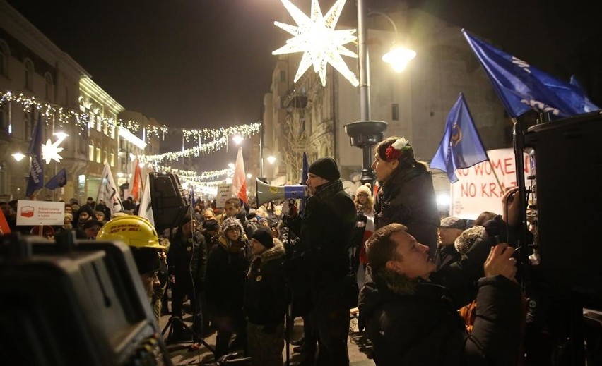 Kolejny protest przed siedzibą PiS w Łodzi [zdjęcia]