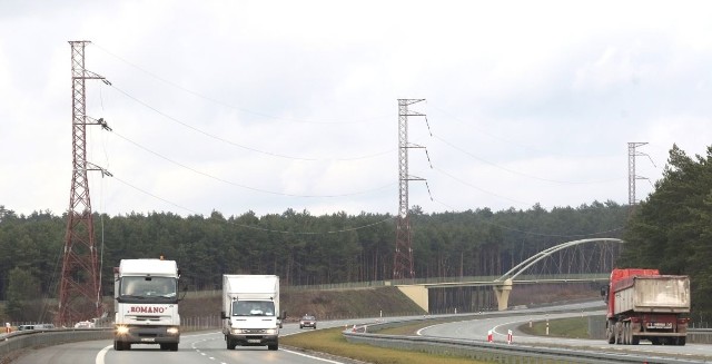 Wielka inwestycja energetyczna za 75 milionów pod Kielcami Budowa linii idzie pełną parą. Będzie miała długość około 25 kilometrów z czego około 18 przebiegać będzie w pasie drogowym drogi ekspresowej S7. Zawiśnie na 80 słupach o wysokości od 35 do 60 metrów.