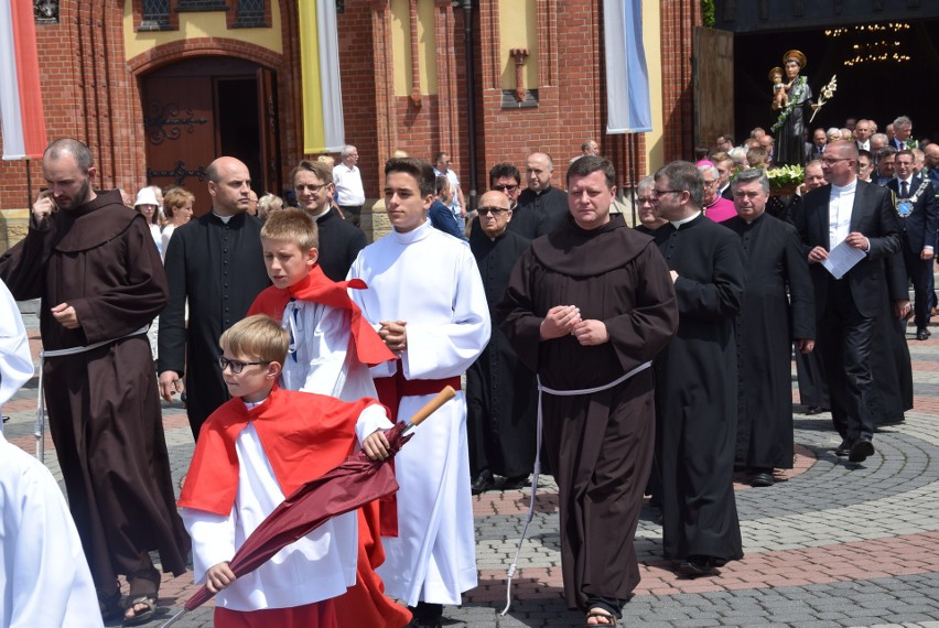 Arcybiskup Wiktor Skworc poświęcił sztandar Rybnika