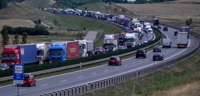 Jakie są główne kierunki podróży służbowych polskich kierowców ciężarówek? Dane przygotowało Ogólnopolskie Centrum Rozliczania Kierowców. Sprawdź, do jakich krajów kierowcy jeżdżą najczęściej. Sprawdź wyniki raportu na kolejnych slajdach --->FLESZ: Autostrady, bramki, systemy płatności - jak ominąć korki?