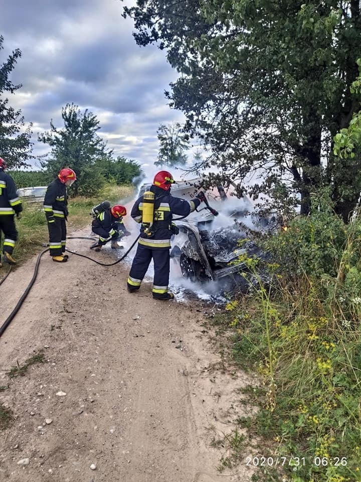 Rostki Skomackie. Terenówka spłonęła po zderzeniu z oplem (zdjęcia)