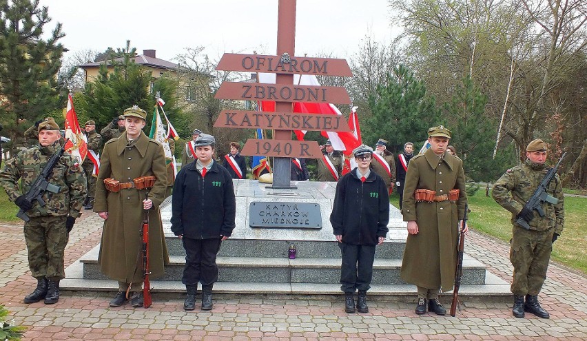 Ostatni raz pełna warta honorowa przed Krzyżem Katyńskim...