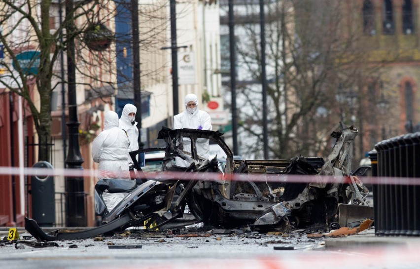 Policja na miejscu zamachu w Londonderry