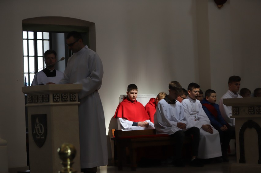 Bardzo ważna uroczystość odbyła się w parafii w Daleszycach. Ksiądz biskup Marian Florczyk poświęcił nowy, kamienny ołtarz. Zobacz zdjęcia 