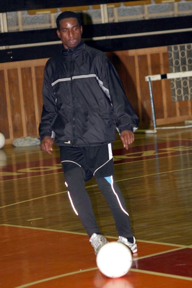 Nigeryjczyk Otuata Prosper trenuje z trzecioligowym zespołem piłkarzy tarnobrzeskiej Siarki. 