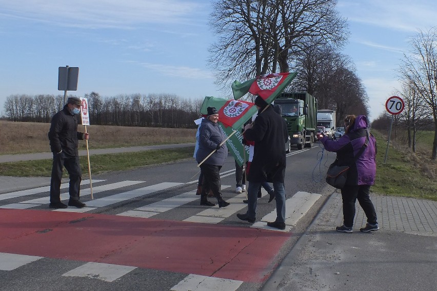 Mieszkańcy gminy protestowali w czwartek, 24 lutego, na...