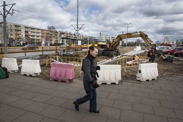 Tu, gdzie do niedawna był trawnik, trwa budowa nasypu pod nową jezdnię