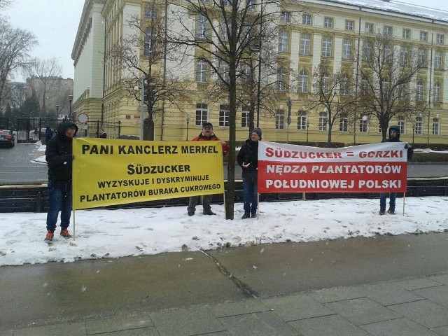 Opolscy rolnicy boją się, że wyjdą na burakach jak Zabłocki na mydleWe wtorek kilku opolskich plantatorów protestowało pod kancelarią premiera w Warszawie, podczas wizyty Angeli Merkel. Temat buraków w rozmowach z kanclerz Niemiec podjął też szef PSL.