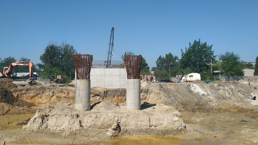 Budowa wiaduktu nad obwodnicą piastowską w rejonie dawnego...