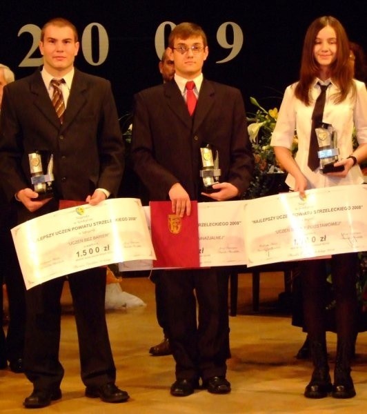 Nagrodzeni uczniowie (od lewej): Piotr Bosy, Piotr Latocha i Małgorzata Urbanowicz.