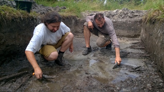 Archeolodzy Bartłomiej Gruszka (z lewej) i Arkadiusz Michalak badają grodzisko w okolicy Przytoku.