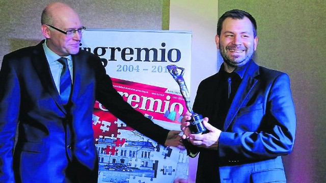 Sędzia Arkadiusz Krupa (z prawej) odbiera statuetkę Gremiusa czasopisma In Gremio. Wręczył ją sędzia Grzegorz Jankowski, prezes Wojewódzkiego Sądu Administracyjnego w Szczecinie