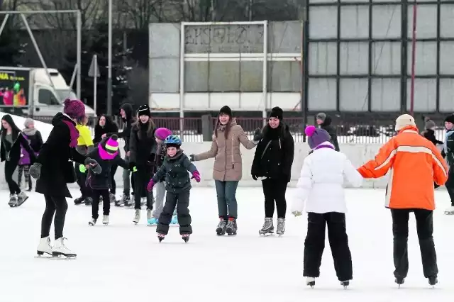 W czasie ferii na lodowisku przy ul. Wyspiańskiego ślizga się nawet 500-600 osób dziennie. Po godz. 20 na lód wchodzą hokeiści. Użytkownicy nie wyobrażają sobie jazdy po sztucznym lodzie.