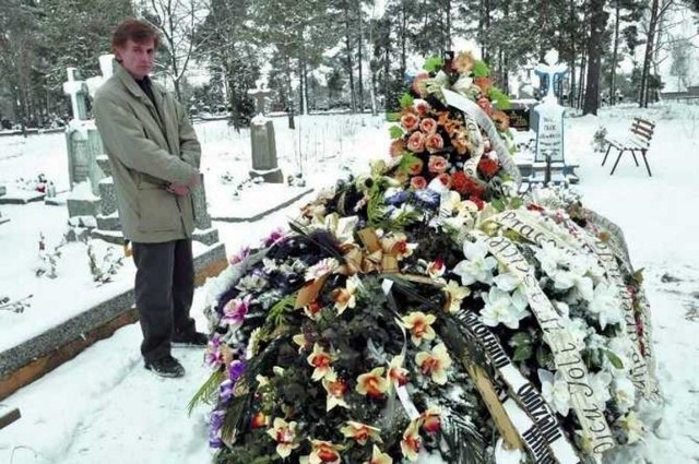 Wiesław, mąż Iwony i zięć zmarłego, na zdjęciu nad grobem teścia