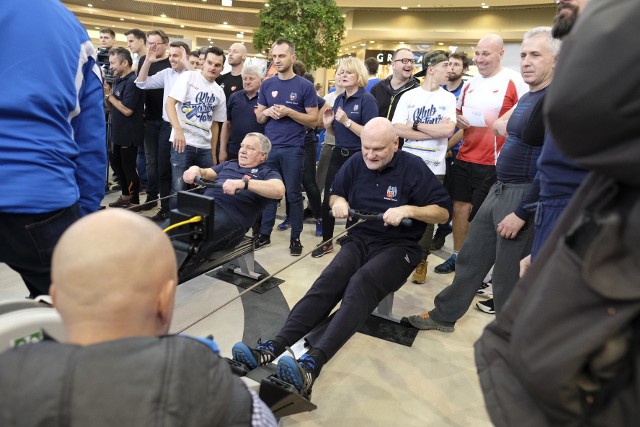 Na terenie centrum handlowego Atrium Copernicus klienci wraz z najbardziej znanymi toruńskimi sportowcami biją rekord na ergometrze wioślarskim. Do rywalizacji stanęły jeszcze trzy inne miasta: Gdańsk, Poznań i Warszawa.Wszystko to połączone jest ze zbiórką pieniędzy na WOŚP!Uczestnicy podejmują próbę pobicia rekordu w największej liczbie osób, które w ciągu 10 godzin przepłyną 500 metrów na ergometrze wioślarskim. Punktem kulminacyjnym jest sztafeta gwiazd, w której wystartują obecni i byli medaliści Igrzysk Olimpijskich, Mistrzostw Świata i Mistrzostw Europy, a także politycy, przedstawiciele Urzędu Miasta i radni.