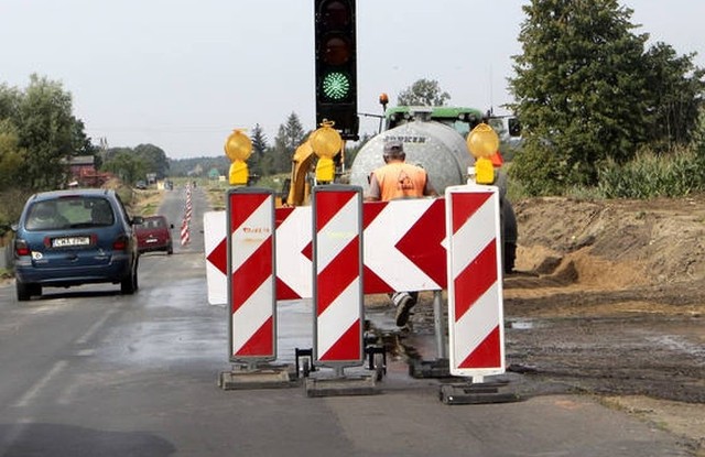 Na drodze zostały ustawione sygnalizatory świetlne. Dla ruchu zamknięto odcinek Wąbrzeźno - Trzcianek