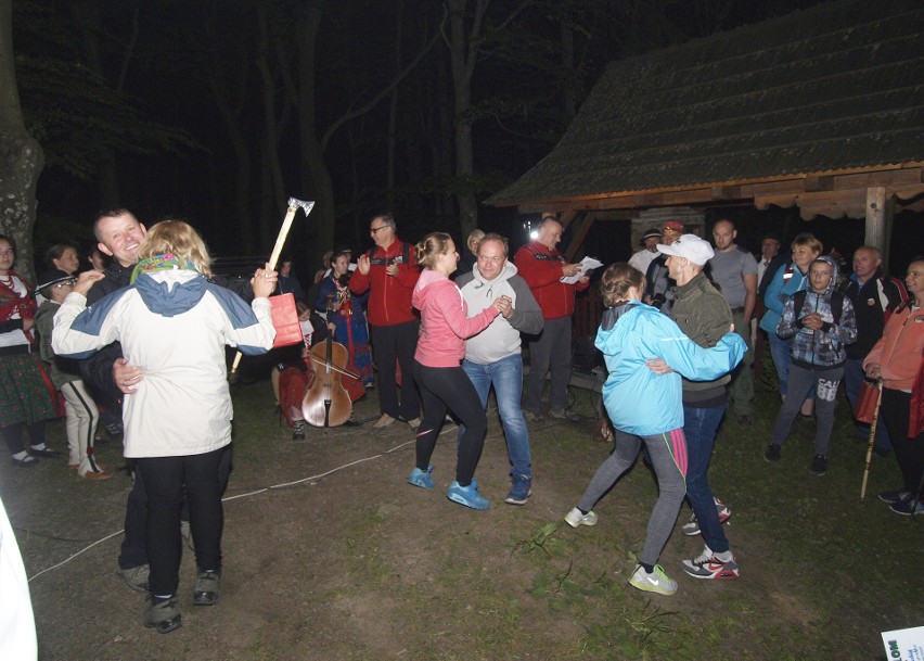 Odkryj Beskid Wyspowy. W sobotni wieczór wspięli się na Luboń Wielki, a w niedzielny poranek pokonali Grodzisko