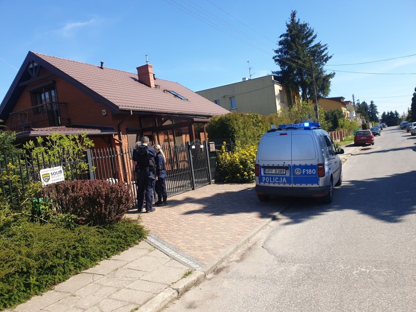 Wypadek w jednym z domów na Widzewie. Nietrzeźwy domownik wpadł na lustro. Polała się krew...