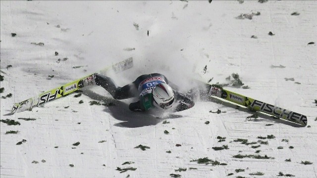 Simon Ammann doznał obrażeń podczas groźnego upadku w Bischofshofen w ostatnim konkursie zamykającym Turniej Czterech Skoczni