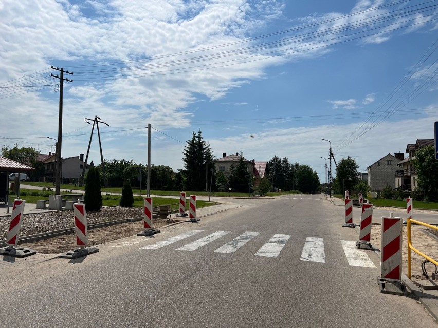 Powiat moniecki. Realizowane są inwestycje związane z poprawą bezpieczeństwa  pieszych w obrębie dróg powiatowych