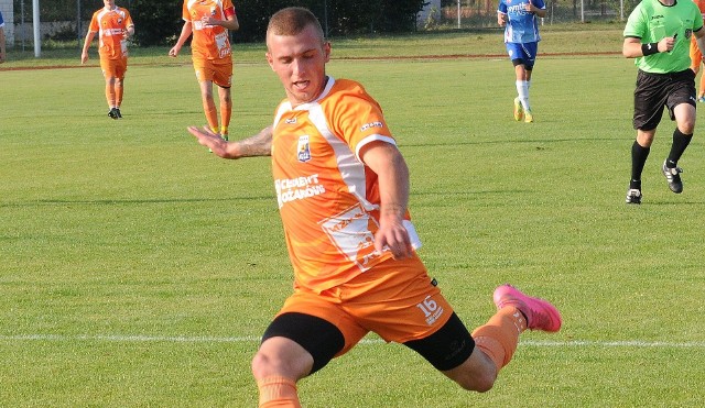 Kamil Bełczowski zdobył bramkę dla Alitu Ożarów w wyjazdowym spotkaniu czwartej ligi z Naprzodem Jędrzejów, przegranym przez ożarowską ekipę 2:4. To jego czwarte trafienie w tym sezonie