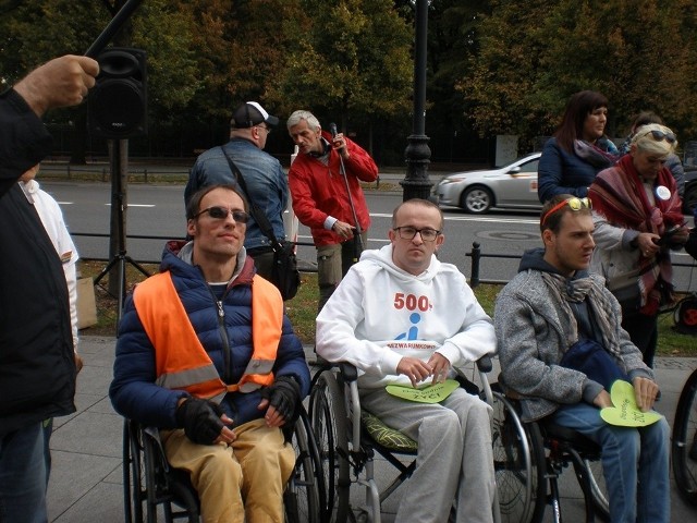 Paweł Marchewka/ z [prawej strony/ razem Jakubem Hartwichem i jego kolegą walczyli przed sejmem  o godne życie dla osób niepełnosprawnych. Będą walczyć do skutku.