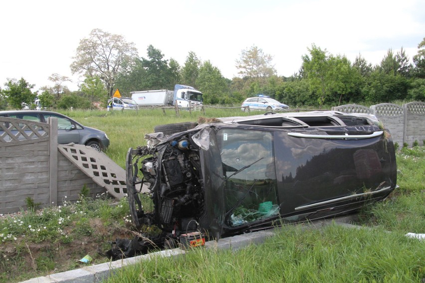 Wypadek na trasie 73 koło Piotrkowic. Trzy osoby trafiły do szpitala