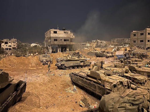 Izraelskie czołgi wdarły się już w głąb miasta Gazy. Napotkały silny opór Hamasu.