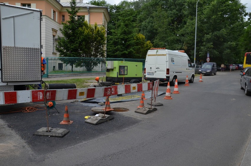 Wrocław: Dziura w jezdni na Parkowej już załatana. Kiedy koniec utrudnień? (ZDJĘCIA)