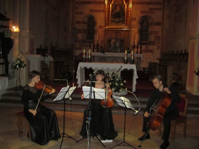 Pierwszy koncert w ramach tegorocznego festiwalu. Zagrali skrzypaczka Anna Maria Staśkiewicz, altowiolistka Katarzyna Budnik-Gałązka i wiolonczelista Marcin Zdunik.