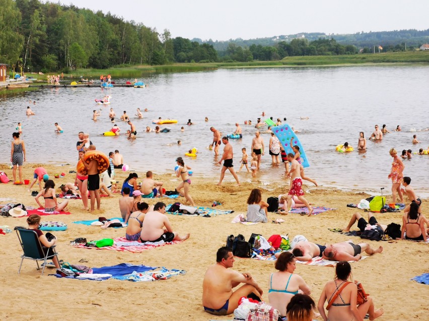 Trzebinia. Plażowanie, grillowanie i pływanie nad Chechłem jest niezwykle popularne. Zabrakło miejsc parkingowych [ZDJĘCIA]