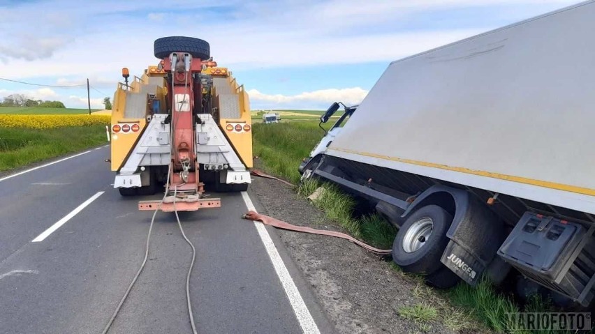 Kolizja na drodze krajowej nr 40 w miejscowości Wierzch.