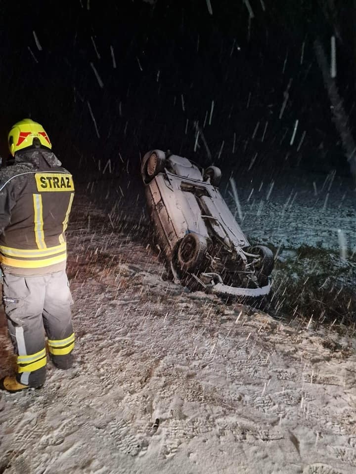 Wypadek na trasie Czyżew - Andrzejewo. Po dachowaniu został tylko samochód. Kierowca zniknął. Zobacz zdjęcia