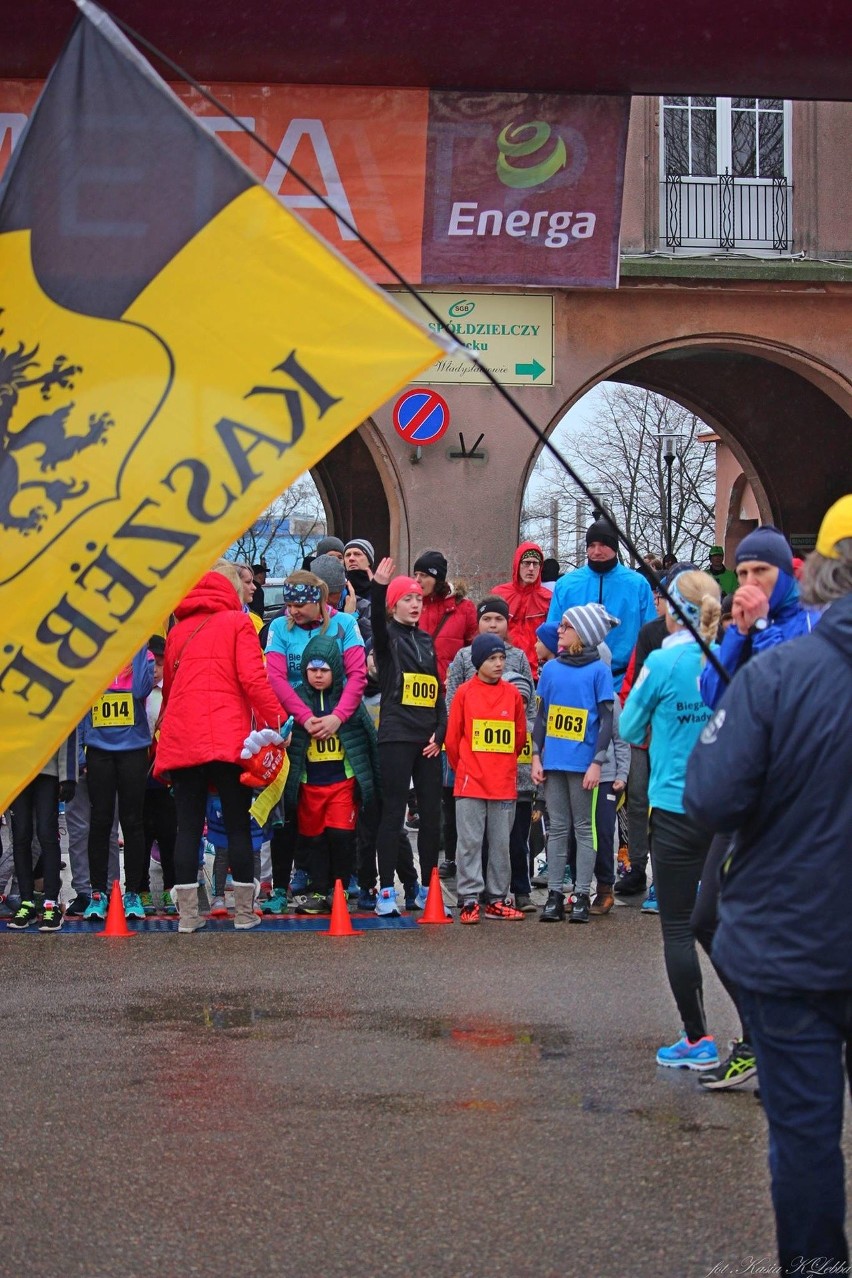 Bieg Jedności Kaszubów we Władysławowie. Pobiegli m.in. w rybackich czapkach [ZDJĘCIA, WIDEO]