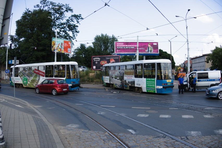 Wykolejenie tramwaju na pl. Powstańców Wielkopolskich. Wagon wjechał na chodnik