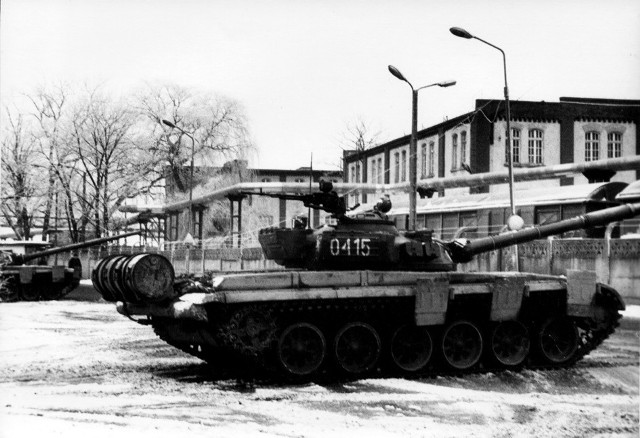 Czołgi pod ZZSD Predom-Polar we Wrocławiu (grudzień 1981 r.)