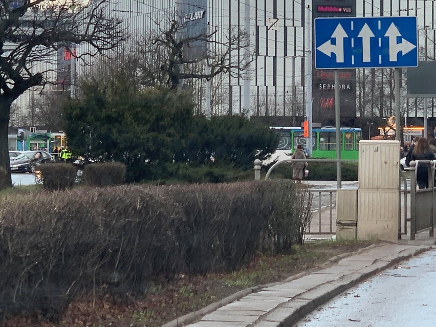 Kolizja na placu Rodła w Szczecinie. Zderzenie tramwaju i samochodu osobowego