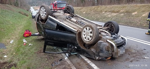 Dzisiaj (05.04.2021 r.) niedaleko wsi Gwieździn na drodze krajowej nr 25 doszło do wypadku. Kierowca samochodu osobowego stracił na zakręcie  panowanie nad pojazdem i dachował. Mężczyzna doznał niegroźnych obrażeń.