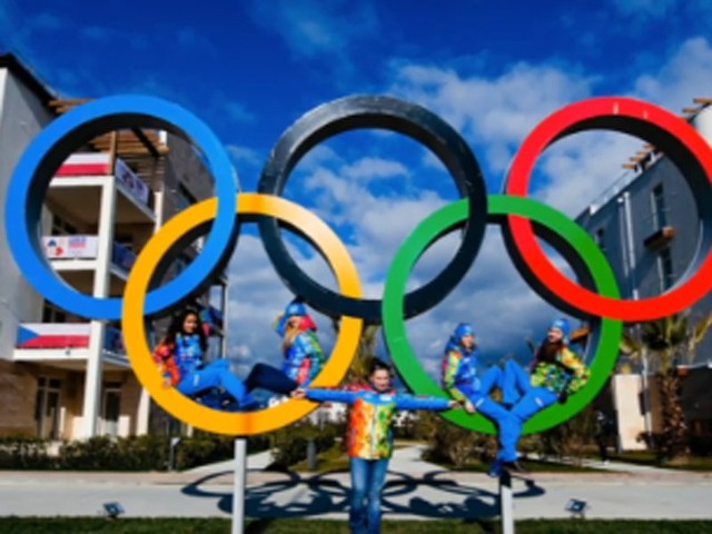 Soczi, Rosja. Chociaż oficjalna ceremonia otwarcia igrzysk w Soczi odbędzie się w piątek, to już dzień wcześniej na obiektach olimpijskich rozpocznie się sportowa rywalizacja. Swoje umiejętności zaprezentują wtedy snowboardziści, narciarze dowolni oraz łyżwiarze figurowi.