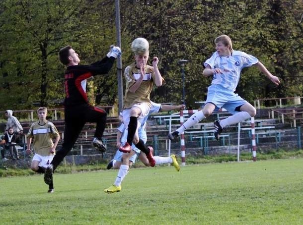 W meczu Podkarpackiej Ligi Juniorów młodszych Stal Rzeszów zremisowała z Czarnymi Jasło 1-1 (0-1). Od 20. minuty goście grali w 10-tkę, a w bramce stał napastnik Marcin Kutyna.