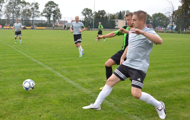 Piłkarze Kujawiaka Kruszyn (szare koszulki) w końcówce meczu w Skrwilnie wyraźnie osłabli wysoko przegrywając ze Skrwą.